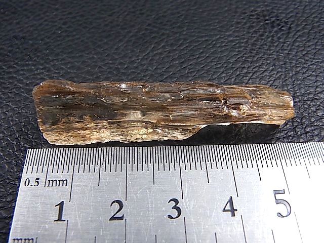 画像: タンザニア産蛍光スキャポライト原石 10.7g