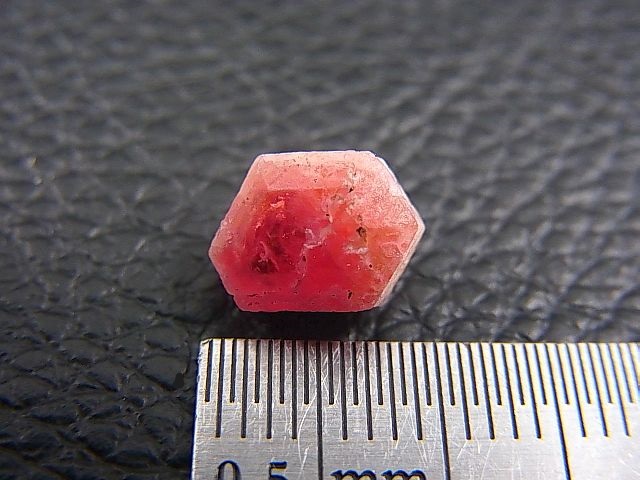 画像: マダガスカル産ペッツォタイト結晶原石 2.9カラット