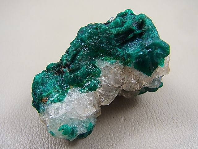 画像: ナミビア・ツメブ産ダイオプテーズ原石 42.7g
