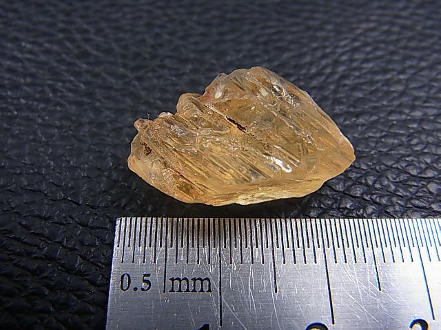 画像: タンザニア産蛍光スキャポライト原石 15.7カラット