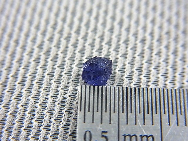 画像: ベトナムLuc Yen産コバルトスピネル原石結晶（ジュエリーグレード/弱蛍光/カラーチェンジ） 0.3カラット