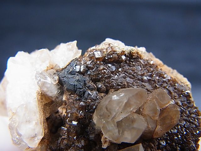 画像: 乙女鉱山産日本式双水晶付きアンドラダイトガーネット原石 58.3g