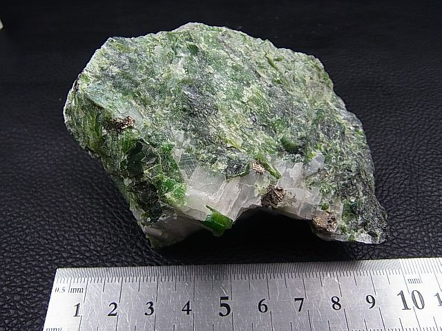 画像: フィンランド産クロムダイオプサイド原石（柱状結晶付き） 310.1g