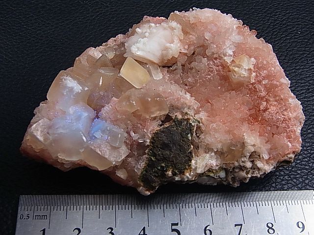 画像: インド産ピンクヒューランダイト＆スティルバイト＆蛍光カルサイト原石 149.0g
