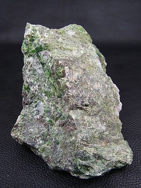 画像: キャビネットサイズ：フィンランド産クロムダイオプサイド原石（柱状結晶付き） 957.5g