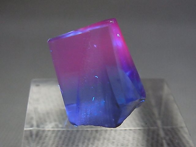新色：飯盛ラボストーン（IL-stone）「レアカラー：ロンドンブルートパーズカラー」（ピンク蛍光）ガラス原石 25.5カラット