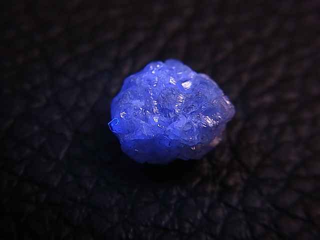画像: 天然ダイヤモンド原石（蛍光/ブルー） 2.8カラット