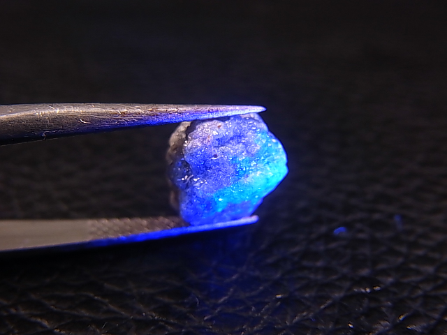 画像: 天然ダイヤモンド原石（蛍光/ブルー） 5.6カラット