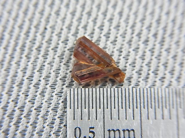 画像: トルコ産双晶カラーチェンジダイアスポア原石 1.0カラット