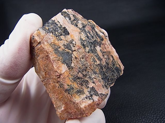 画像: ロシア産ベロモライト（ロシアンブルームーンストーン）原石（ブラックトルマリン付き/1面研磨） 98.6g