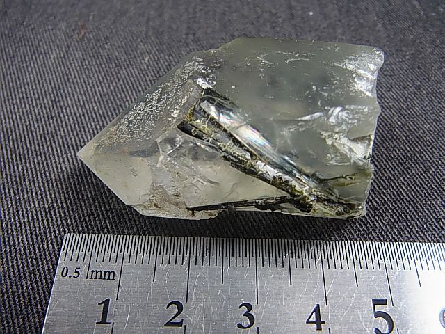 画像: スカルドゥ産エピドート＆アンフィボール入りミルキーグリーン水晶原石 43.8g