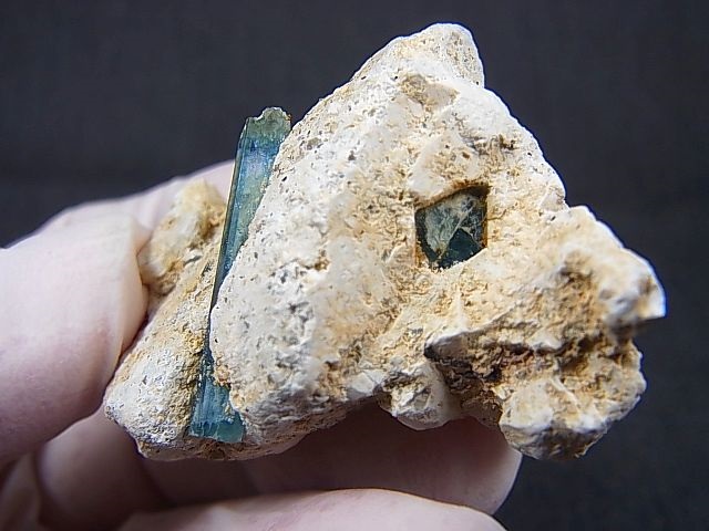 画像: ベトナム・タインホア産アクアマリン結晶付き原石 21.3g