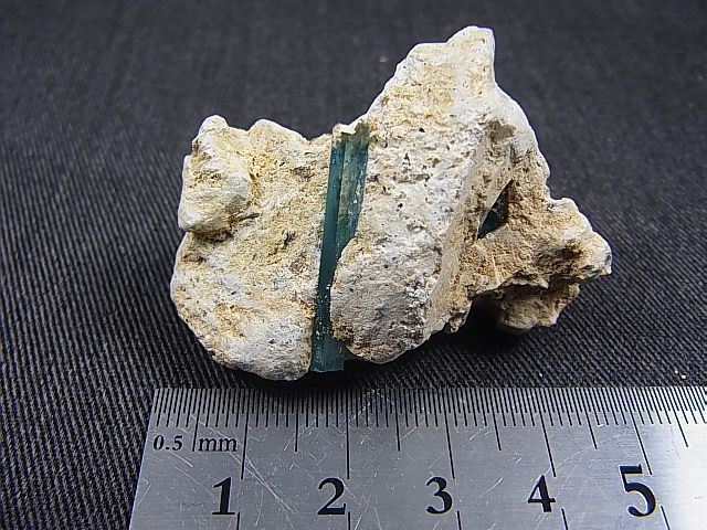画像: ベトナム・タインホア産アクアマリン結晶付き原石 21.3g