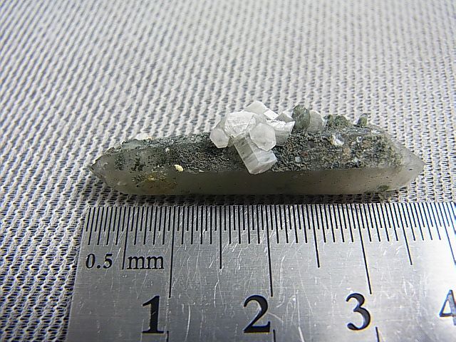 画像: ノルウェー産カルサイト/クローライト付き水晶ポイント 3.5g