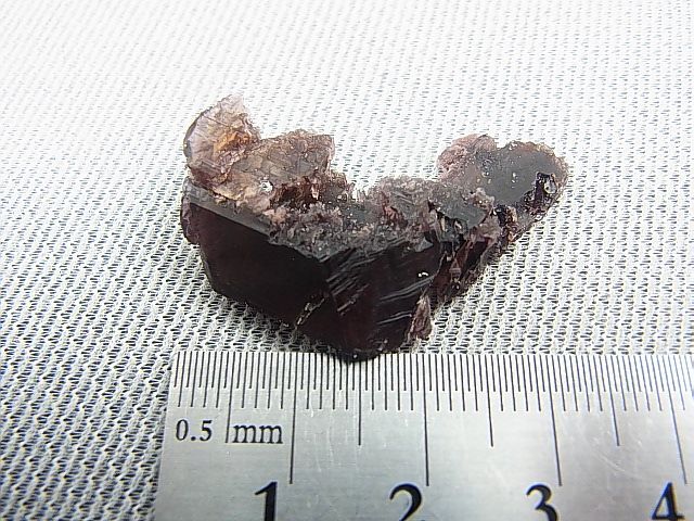 画像: ギルギット産エッチド・アキシナイト多色性原石 24.4カラット