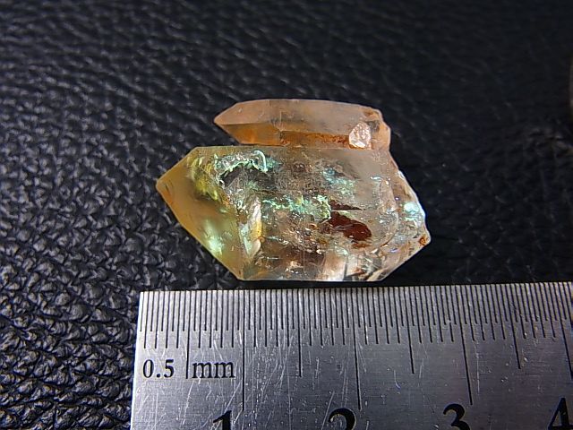 画像: マダガスカル産ペトロリウム水晶ポイント（ツイン） 5.3g