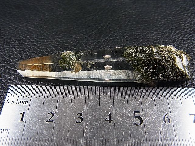 画像: ガネーシュヒマール・リー産クローライト入り水晶ポイント 15.2g