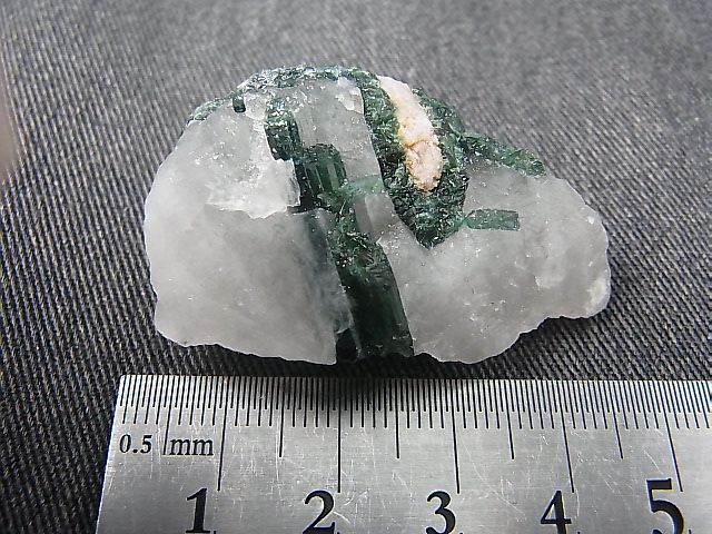 画像: ブラジル・クルゼーロ鉱山産グリーントルマリン＆水晶原石 135.2カラット