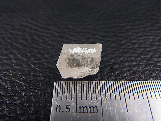 画像: ミャンマー産フェナカイト原石（弱蛍光） 4.7カラット