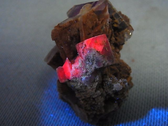 画像: メキシコ・オハエラ鉱山産フローライト原石（八面体/バライト付き/赤色蛍光） 60.7g