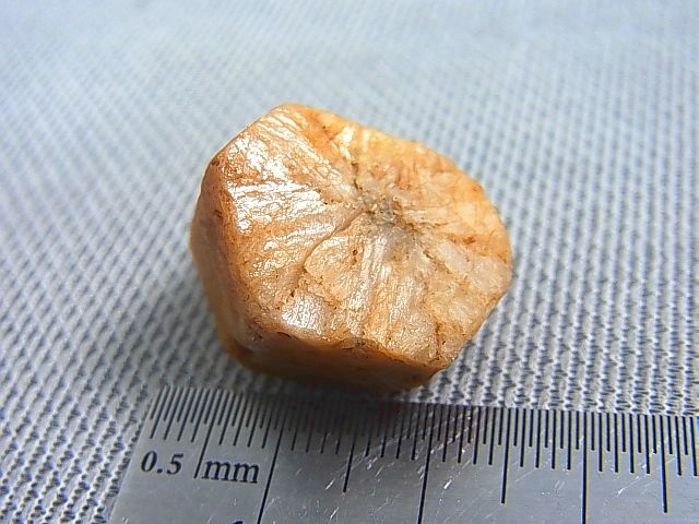 画像: ベトナム・ビントゥアン産イエローサファイア原石（トラピチェ） 68.3カラット