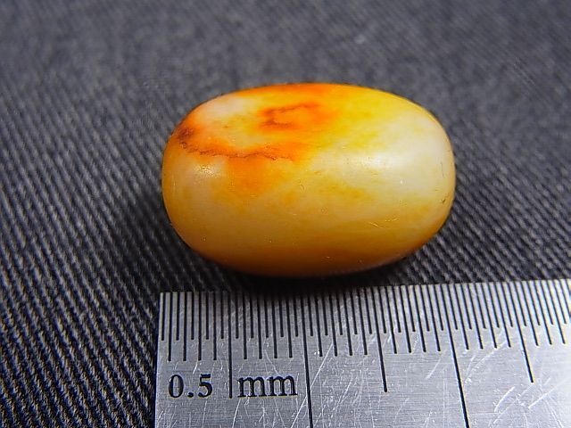 画像: 和田玉（ホータンぎょく）「無着色・黄玉」原石 5.6g
