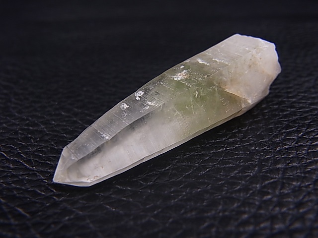 画像: 水晶峠バッタリ鉱山産角閃石入り水晶ポイント 7.2g
