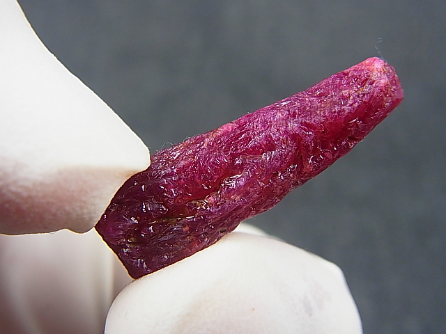 画像: タンザニア産ルビー原石（柱状結晶/メルティング） 23.2カラット