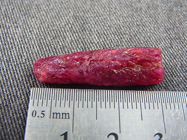 画像: タンザニア産ルビー原石（柱状結晶/メルティング） 23.2カラット
