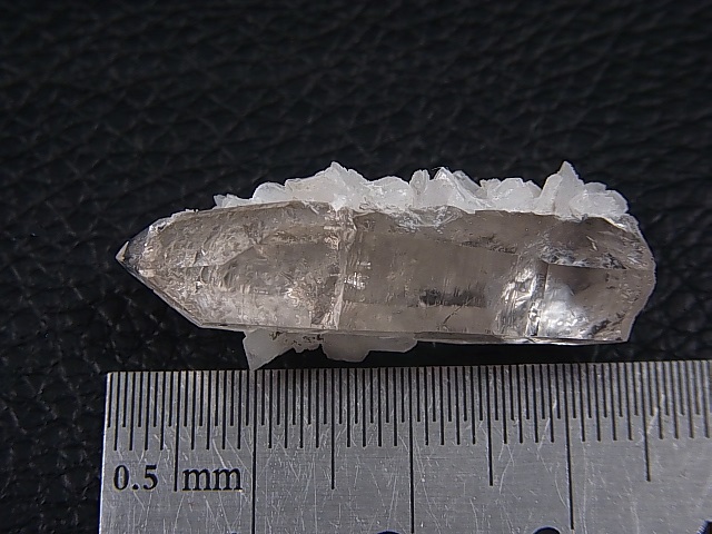 画像: ノルウェー産アデュラリア（氷長石）付き水晶ポイント 5.0g