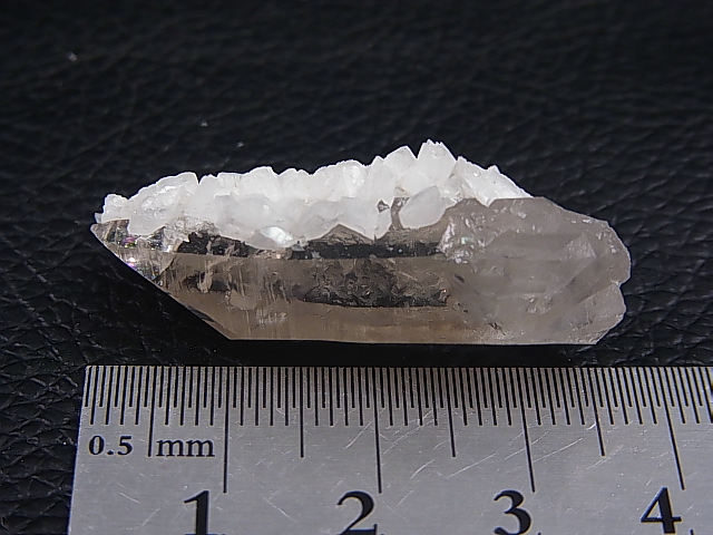 画像: ノルウェー産アデュラリア（氷長石）付き水晶ポイント 8.3g