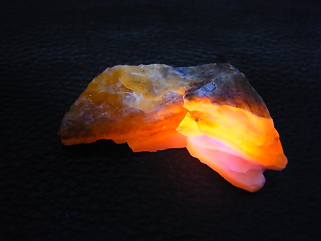 画像: Hokkaidoite北海道然別湖産蛍光オパール原石 6.4g
