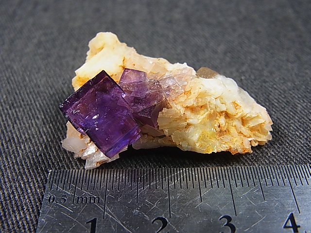 画像: 新疆天山産パープルフローライト原石 18.0g