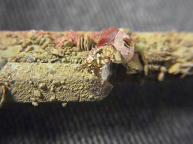 画像: 内モンゴル産グリーン水晶原石（カルサイト/クローライト/パイライト付き） 4.0g