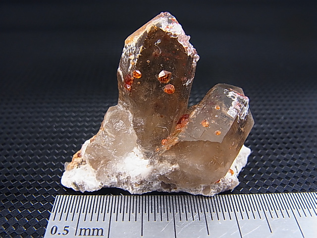 画像: 福建省産スペサルティンガーネット付きスモーキー水晶原石 12.7g