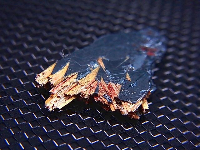 画像: ブラジル・バイーア産タイチンゴールドルチル&ヘマタイト原石 1.5g