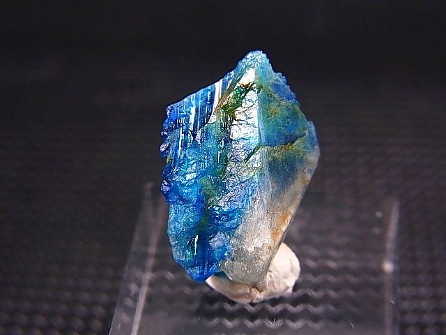 画像: ジンバブエ産ユークレース結晶原石 6.8カラット
