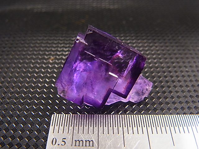 画像: 新疆天山産パープルフローライト原石 7.2g