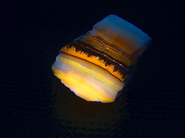 画像: Hokkaidoite北海道然別湖産蛍光オパール原石 8.4g