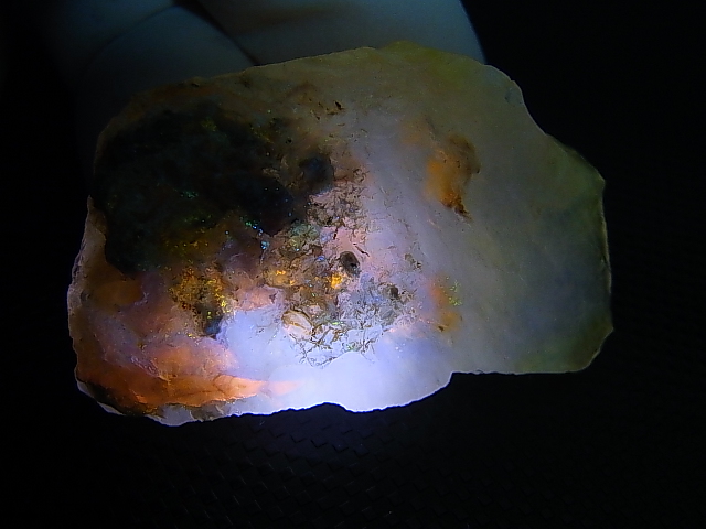 画像: Hokkaidoite北海道然別湖産蛍光オパール原石 18.5g