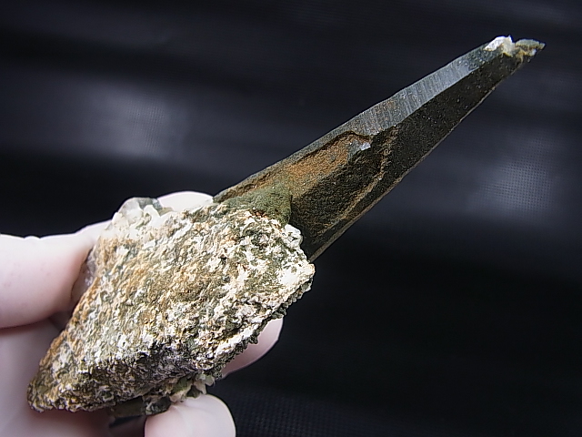 画像: キャビネットサイズ：ガネーシュヒマール・リー産クローライト入りレーザーポイント水晶（曲がり/貫入り） 133.4g