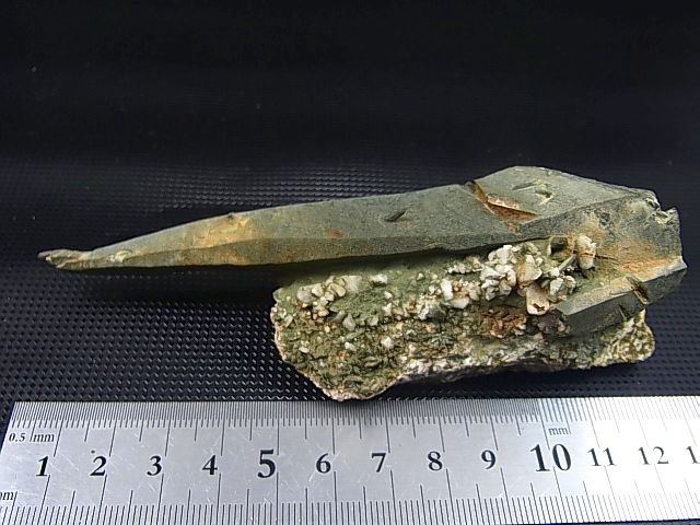 画像: キャビネットサイズ：ガネーシュヒマール・リー産クローライト入りレーザーポイント水晶（曲がり/貫入り） 133.4g