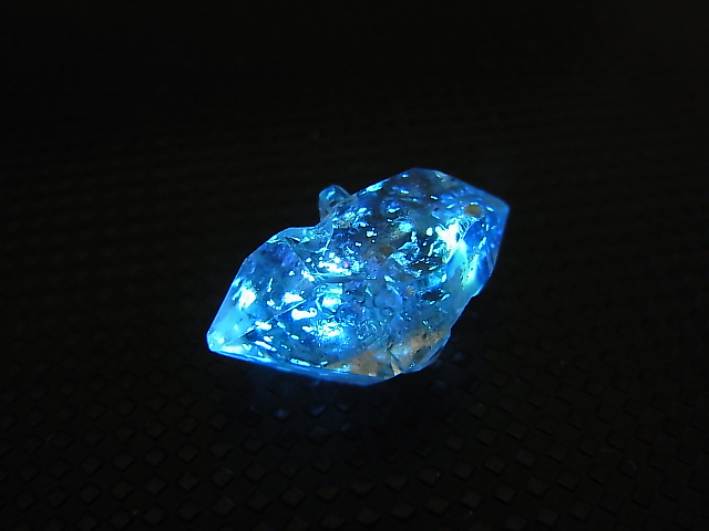 画像: パキスタン・クエッタ産蛍光オイル入りＤＴ水晶 1.9g