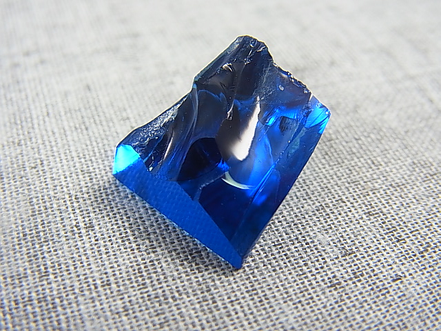 画像: 飯盛ラボストーン（IL-stone）「レアカラー：ロンドンブルートパーズカラー」（蛍光性あり）ガラス原石（片面研磨） 16.2カラット