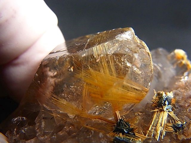 画像: ブラジル産タイチンルチル水晶原石（ヘマタイト付き） 117.6g