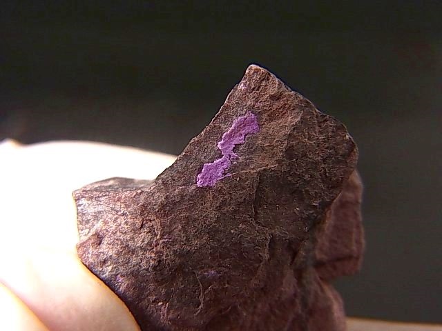 画像: 南アフリカ・チュワニン鉱山産ピンクスギライト原石 5.5g