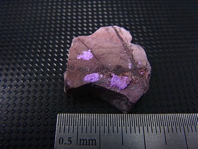 画像: 南アフリカ・チュワニン鉱山産ピンクスギライト原石 5.5g