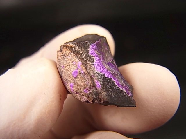 画像: 南アフリカ・チュワニン鉱山産ピンクスギライト原石 9.2g