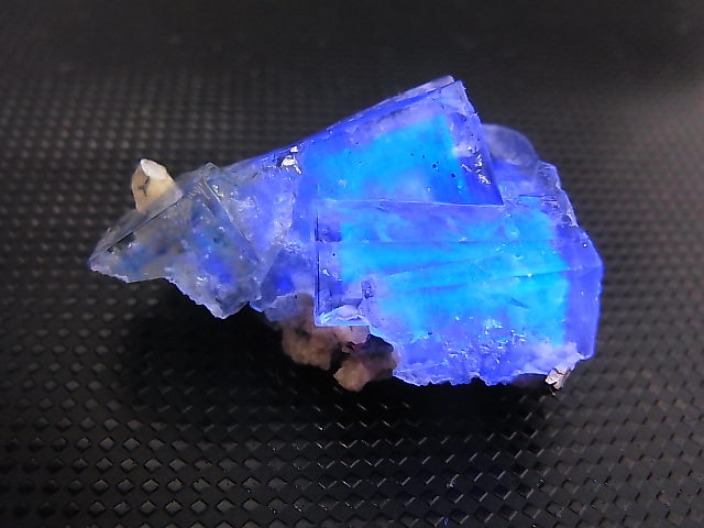 画像: ヤオガンシャン産蛍光ブルーグリーンフローライト原石（水晶/硫砒鉄鉱付き） 19.5g
