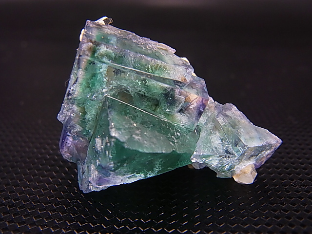 画像: ヤオガンシャン産蛍光ブルーグリーンフローライト原石（水晶/硫砒鉄鉱付き） 19.5g
